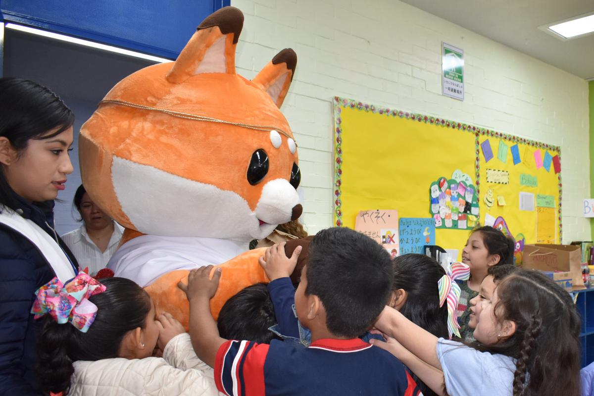 Daiki con los niños de primaria