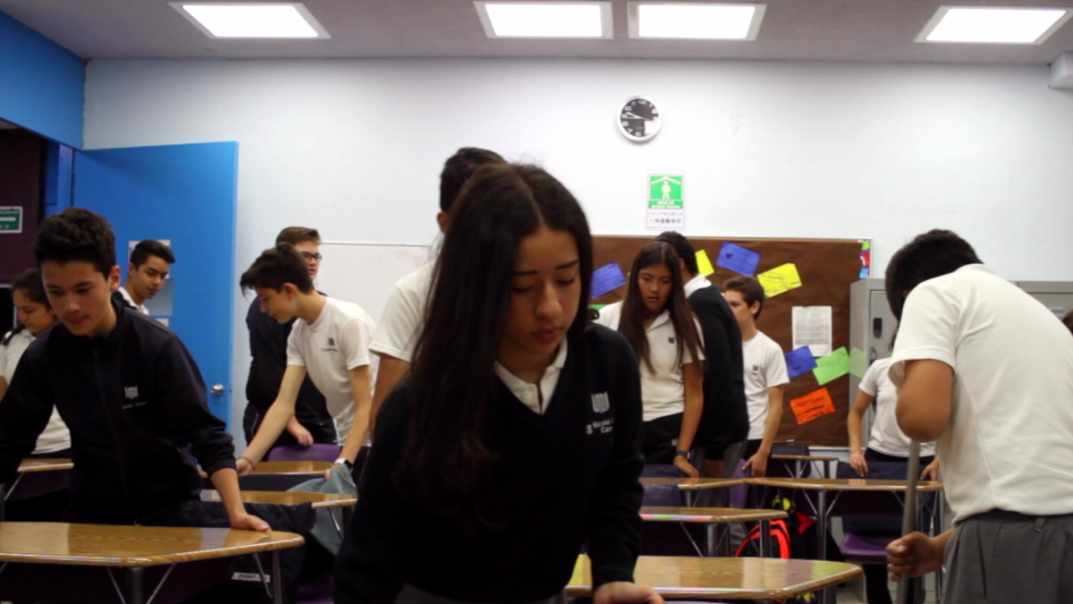 Alumnos de secundaria realizando aseo de su salón