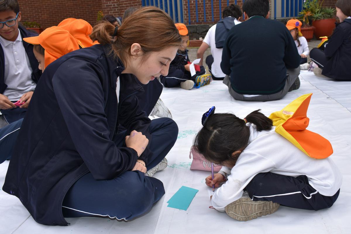 Clase de intercambio de secundaria con preescolar