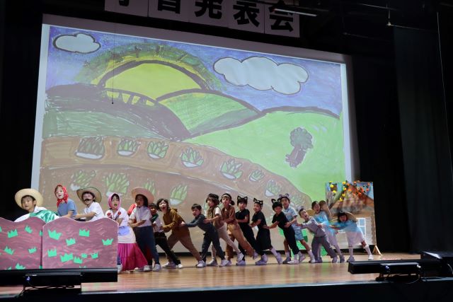 小学部１年生　音楽劇「おおきなかぶ ～ En México」