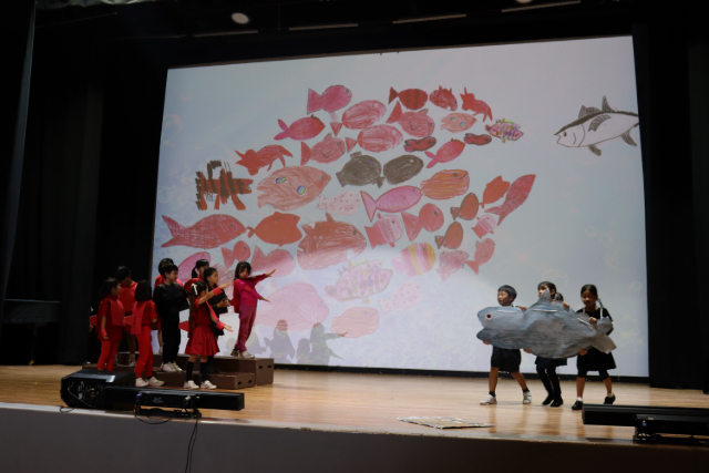 小学部２年生　劇「スイミー」