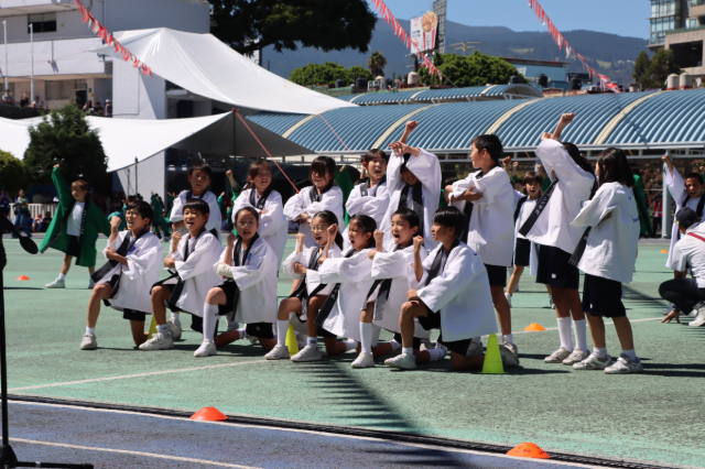 日本文化発表　リセオソーラン　小学部４年生決めポーズ