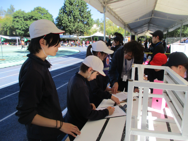 大運動会　係の仕事の様子