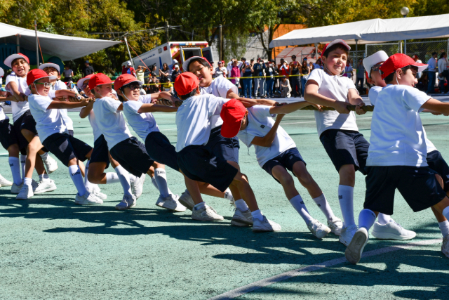 小学部５、６年生　綱引き