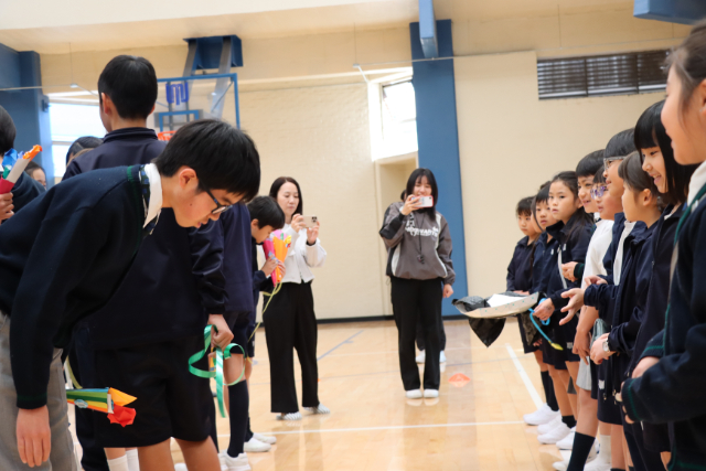 ２年生「サプライズプレゼント」